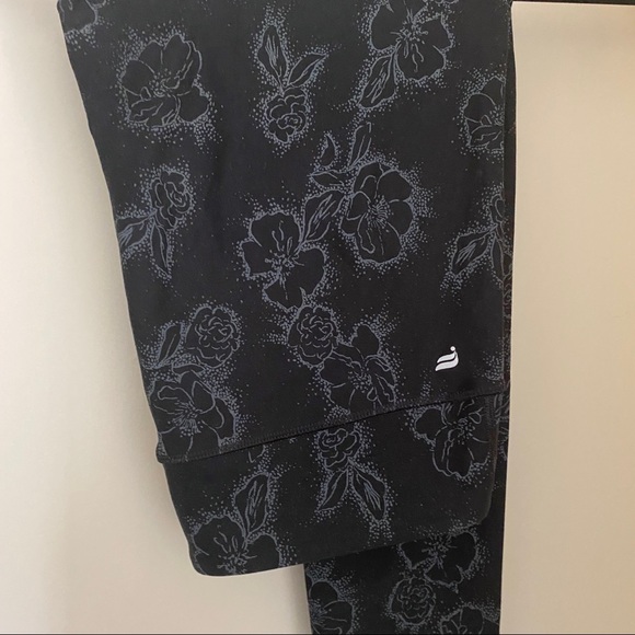 Mid-rise printed powerhold capri leggings